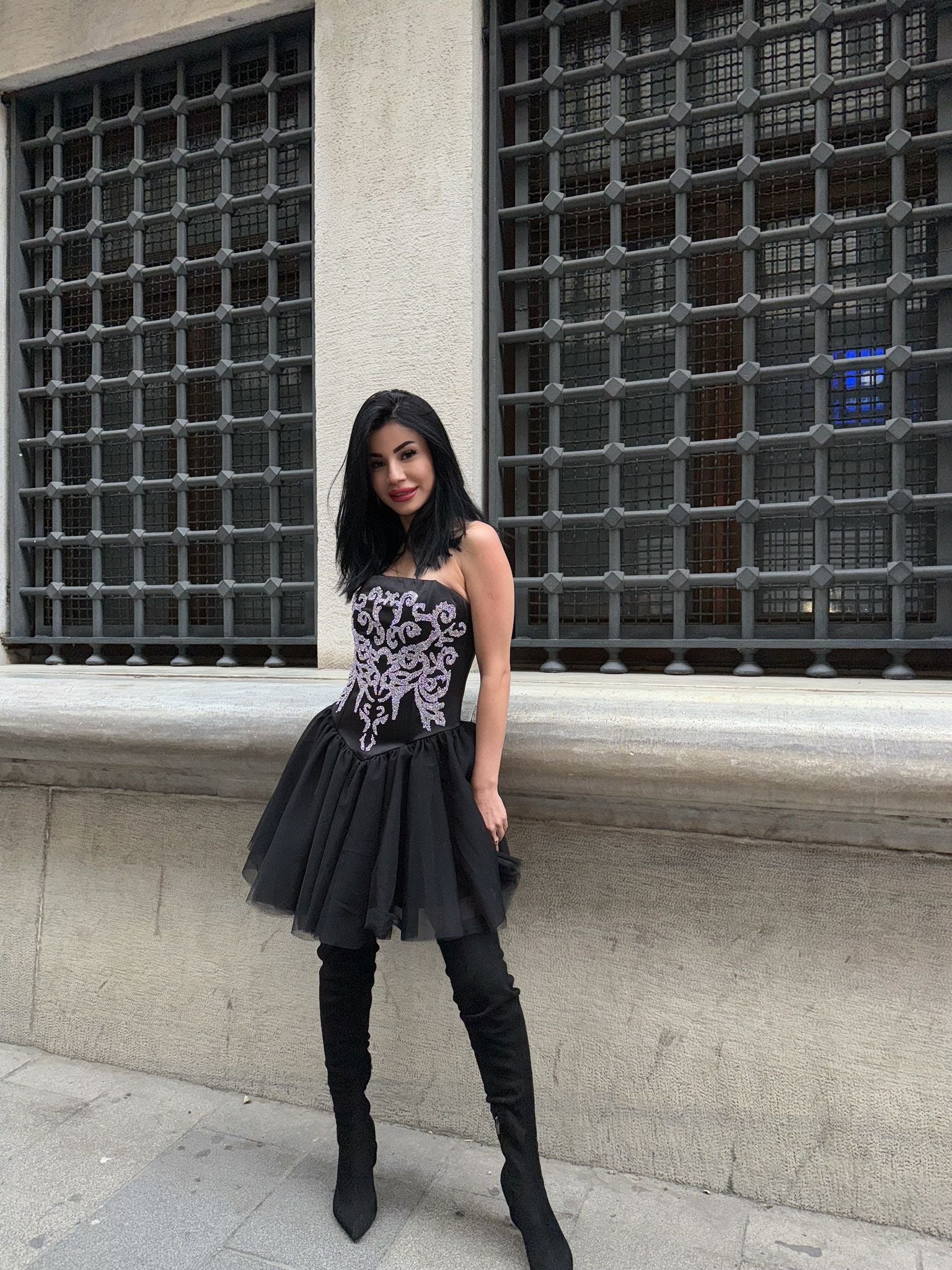 SİYAH KİSA SİLİKON DETAYLI ELBISE