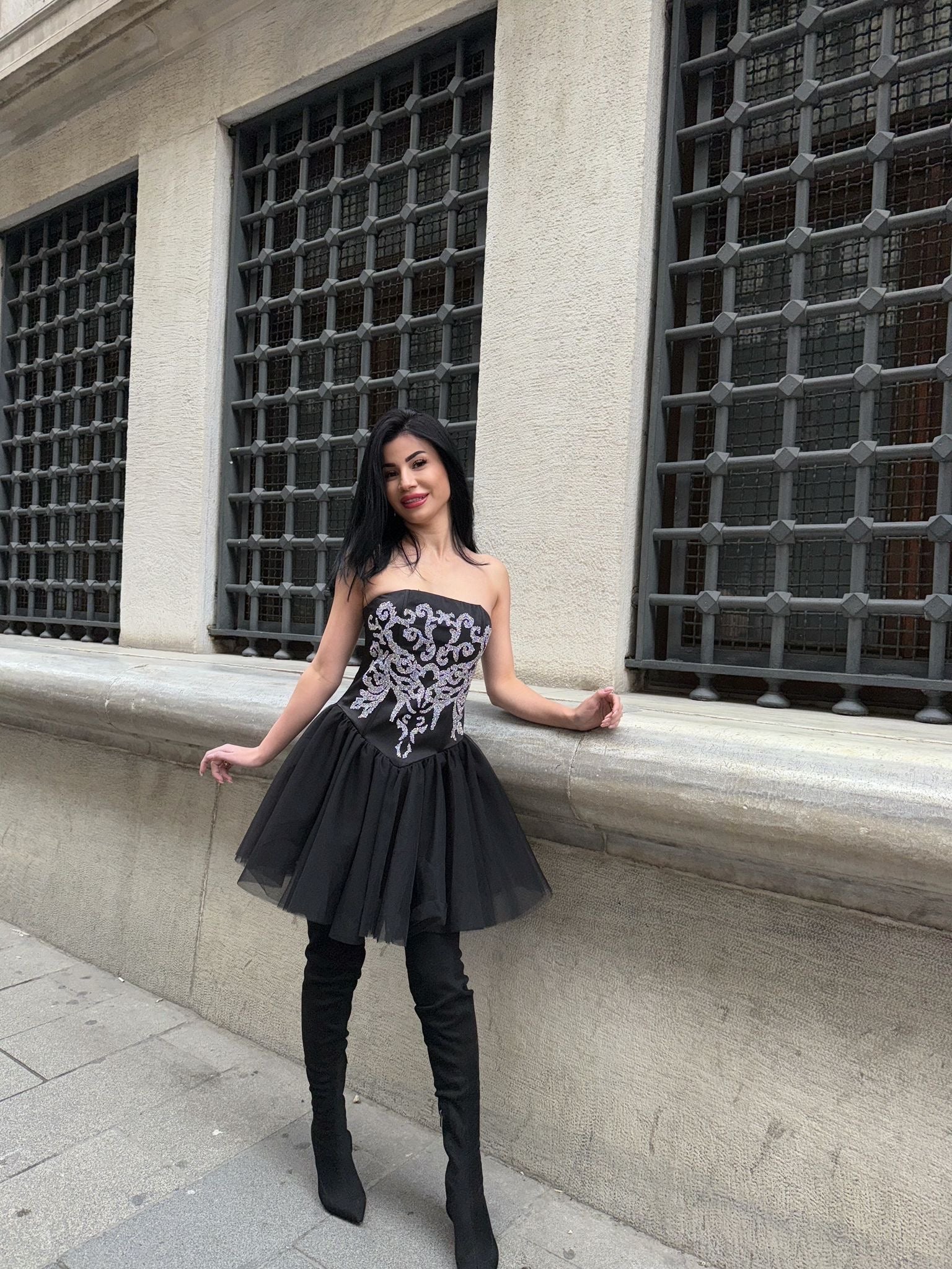 SİYAH KİSA SİLİKON DETAYLI ELBISE