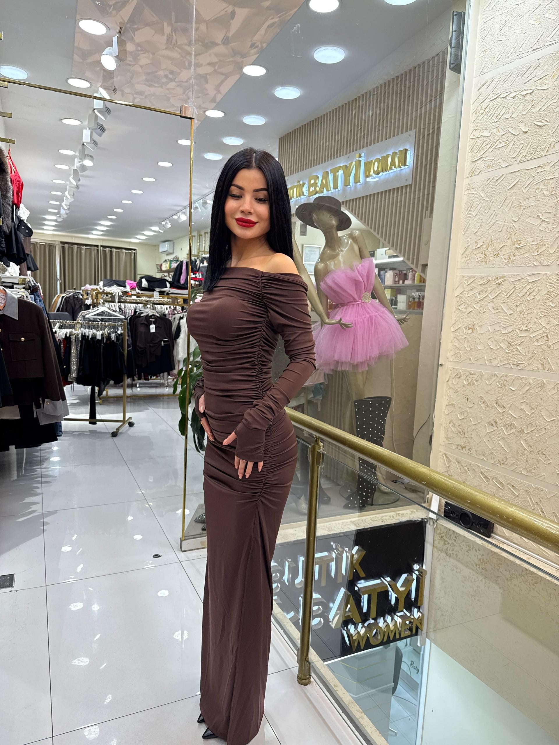 YANDAN YİRTMAÇLİ STRAPLEZ MADONNA YAKALİ ELBİSE