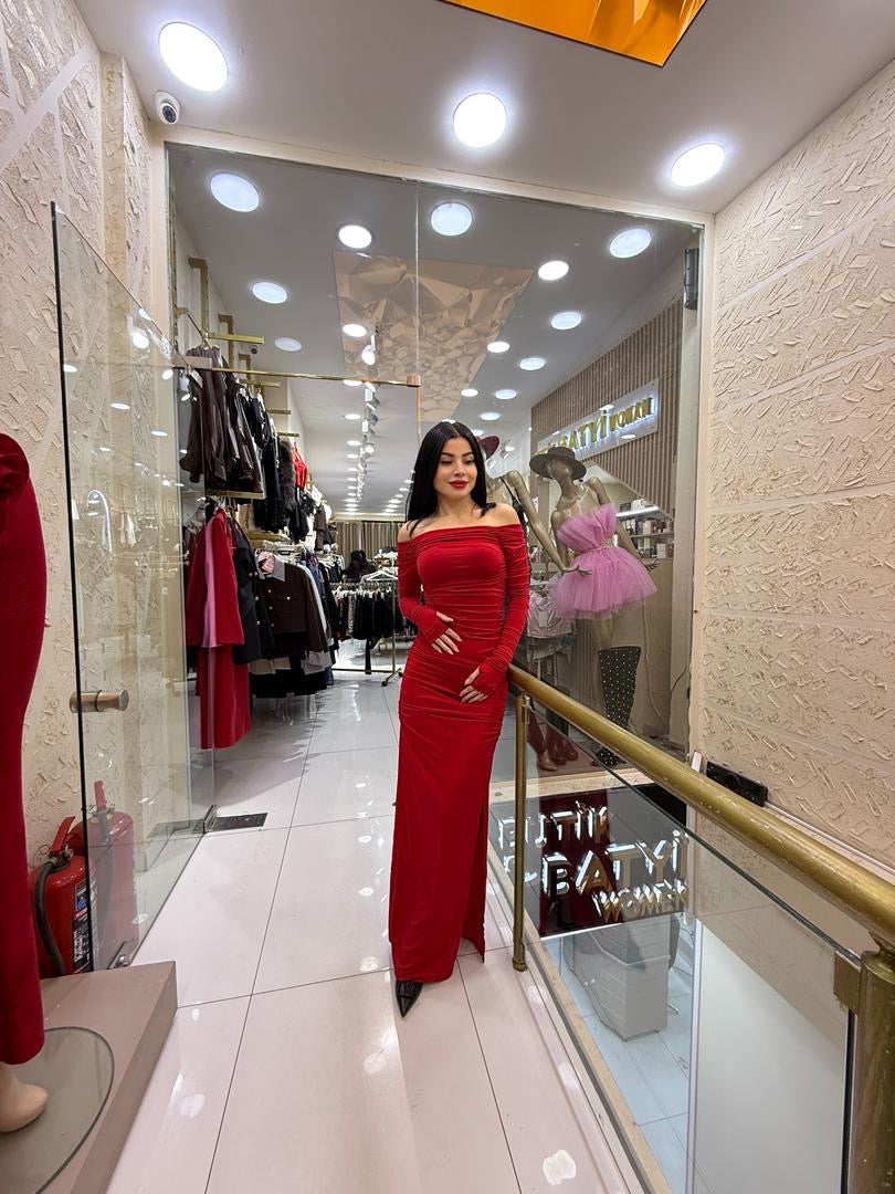 YANDAN YİRTMAÇLİ STRAPLEZ MADONNA YAKALİ ELBİSE