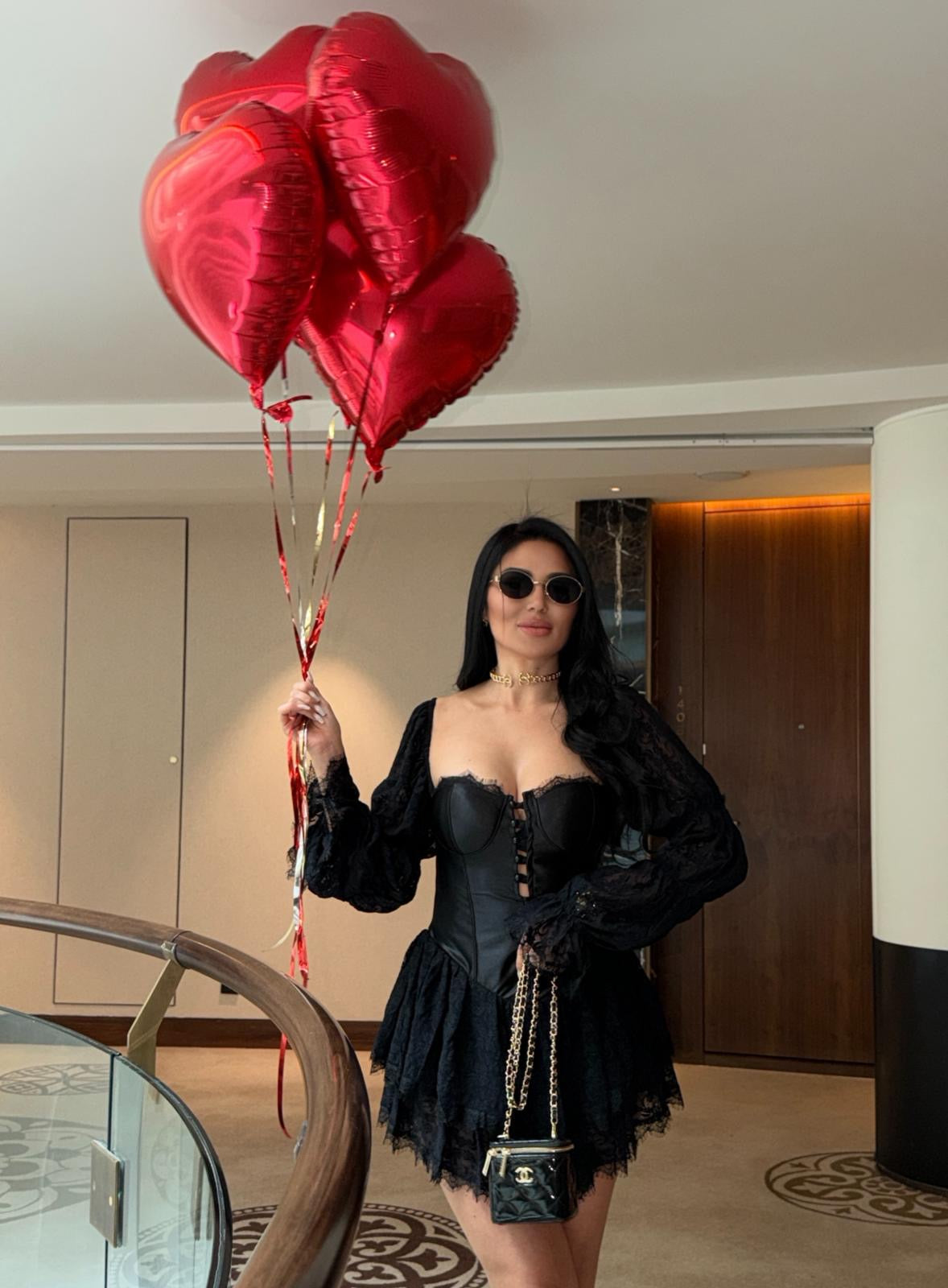 DANTEL VE SATEN DETAY UZUN KOLLU ELBİSE