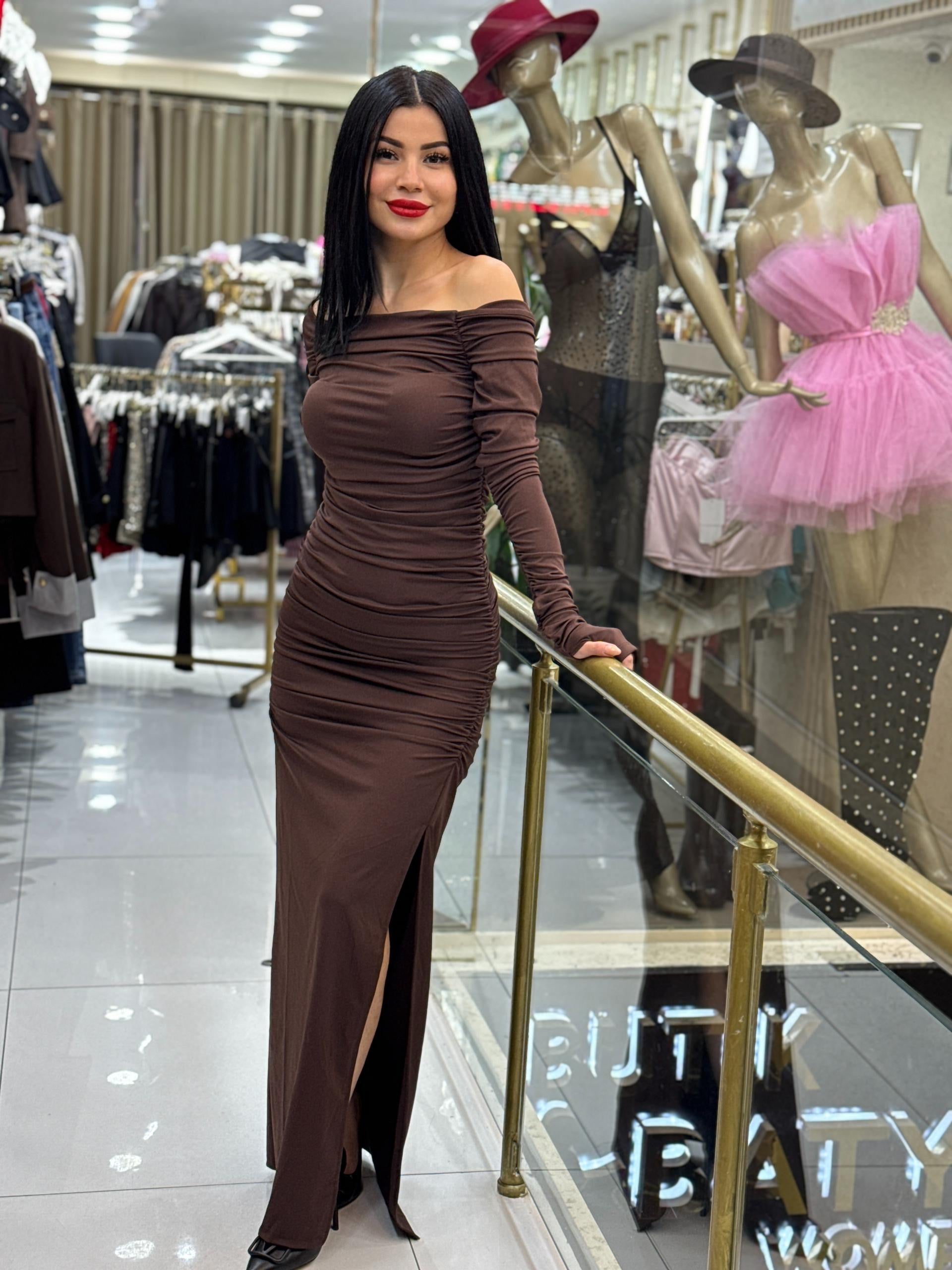 YANDAN YİRTMAÇLİ STRAPLEZ MADONNA YAKALİ ELBİSE